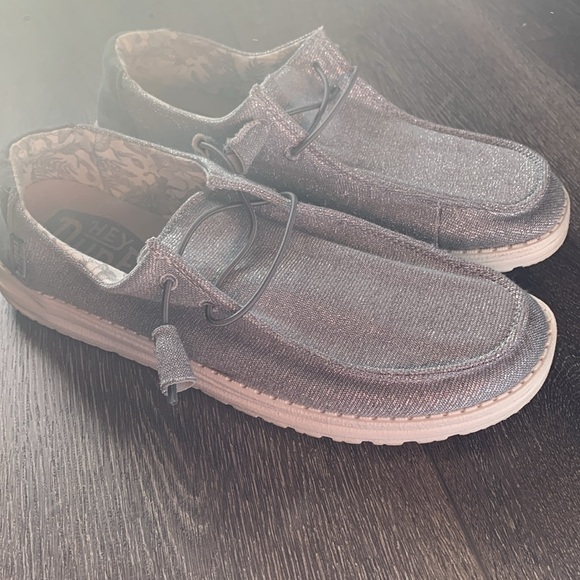 Hey Dude Wendy Stretch Sparkling White Silver Loafers Size 9 Women’s - Picture 2 of 6